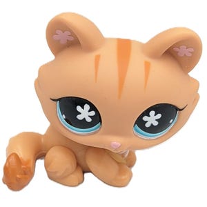 Puede incluir: Figura de gato atigrado naranja con ojos negros y blancos y un contorno azul claro. El gato tiene detalles de flores rosas en las orejas y rayas naranjas en la cabeza. El gato está sentado.