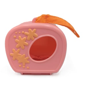 Puede incluir: Un transportín rosa de plástico para mascotas con un asa naranja. El transportín tiene forma redondeada con una abertura ovalada y está decorado con diseños en forma de estrella naranja. El interior es naranja.