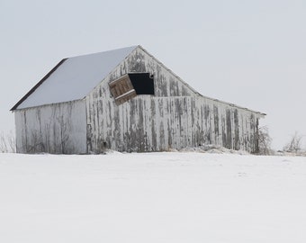Fotografia di una fattoria innevata in Iowa, stampa invernale