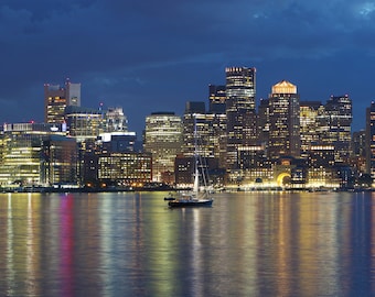 Stampa fotografica di una barca a vela al tramonto nel porto di Boston, arte murale del New England
