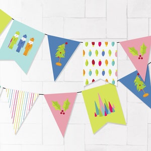 Pode incluir: Uma faixa de Natal colorida com vários desenhos temáticos de Natal, incluindo uma árvore de Natal, luzes, azevinho e quebra-nozes. A faixa é feita de papel e é enfiada com um barbante.