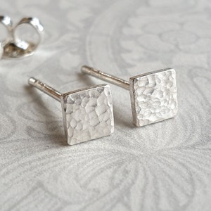 Par de aretes cuadrados de oro o plata, aretes texturizados, rellenos de oro amarillo de 14 k o plata esterlina maciza 925, aretes de oro martillado, aretes geométricos