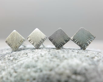 Pendientes cuadrados de plata de ley martillada: diseño geométrico cepillado