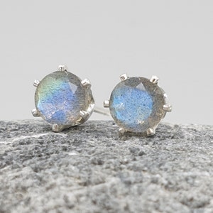 Peut inclure: Une paire de boucles d'oreilles en argent avec des pierres rondes de labradorite irisées.