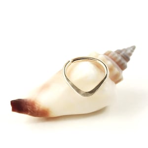 Septumring, driehoek septum, glad gehamerd, driehoekige neusring, rosé- of geelgoud gevuld, Tribal septumring, septumsieraden, piercing