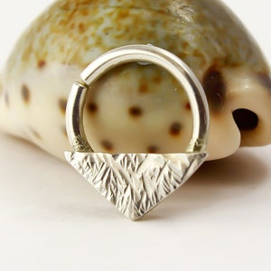 Anneau de septum, triangle texturé, argent sterling, or jaune ou rose, calibre 14, 16, 18, 19, 20, anneau de septum tribal, anneau de nez, bijoux de septum