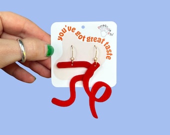 Brincos assimétricos de acrílico vermelho: joias penduradas descoladas