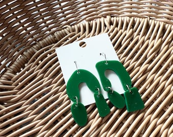 Boucles d'oreilles pendantes en acrylique vert dépareillées : bijoux originaux et fantaisistes