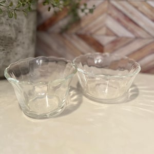 Vintage Fire King glass scalloped custard desert dishes / vintage glass scalloped dishes / tablescapes / vintage glassware