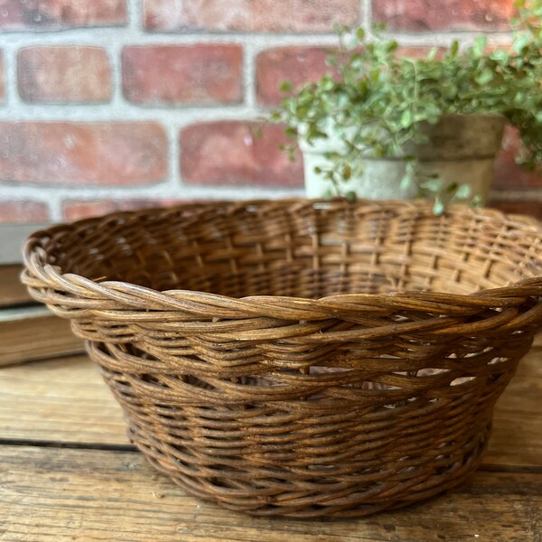 Woven basket/vintage basket/catch all basket/planter/vintage wicker basket/wall basket