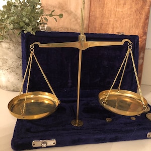 Vintage jewelry scale / fine metal scale / 1940s jewelry scale and velvet case / apothecary scale / great display item / brass scale