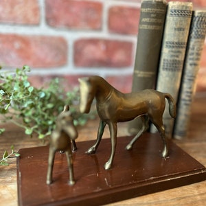 Vintage brass mare and foal/Opryland brass figure/wood mounted brass horses/vintage plaque/vintage brass horses/brass figures