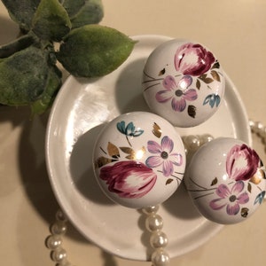 Vintage floral knobs / shabby chic knobs / white chic knobs / vintage feminine cabinet knobs/ nightstand hardware / vintage hardware