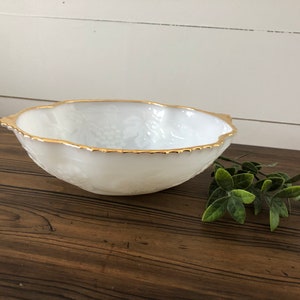 Vintage milk glass bowl / vintage tablescapes / vintage kitchen / vintage dining