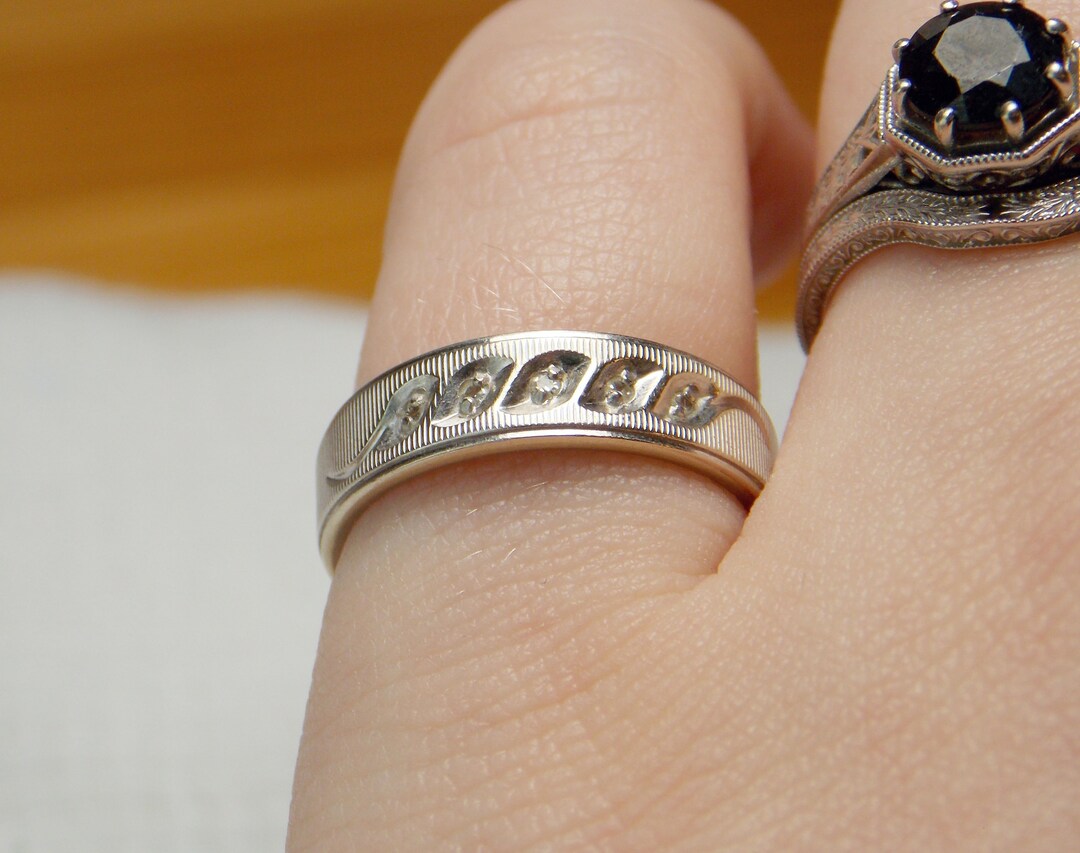 14k White Gold Ring With Five Diamond Chips - White Gold