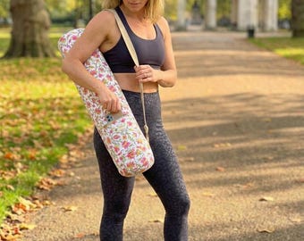 Bolsa para esterilla de yoga/pilates Lotus Premium de algodón acolchado, con cremallera completa, bolsillo con cremallera, correa ajustable y espacio para una toalla pequeña.