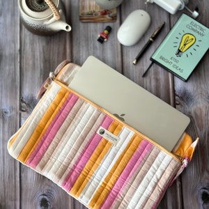 Funda acolchada para MacBook: funda a rayas, vegana