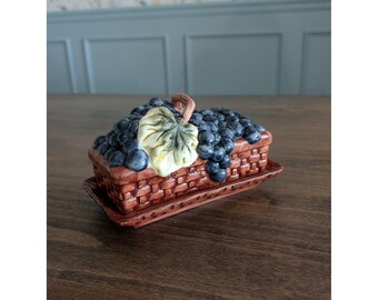Burriera Block Country Orchard viola con cestino coperto e uva in 3D, in ceramica, 1995