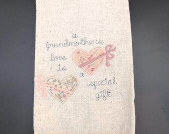 Handgefertigtes, besticktes Gästehandtuch mit Oma-Liebe, floralem Herzmuster, Spitze und Cottagecore-Stil