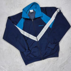 Giacca sportiva Adidas vintage anni '80 da uomo, taglia L, blu navy, ciano, con motivo a chevron a blocchi di colore.