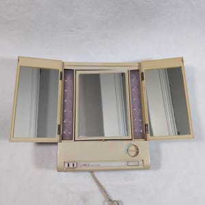 Espejo de maquillaje Clairol True-To-Light LM-8, 4 ajustes de luz, puerta plegable, funciona con pilas