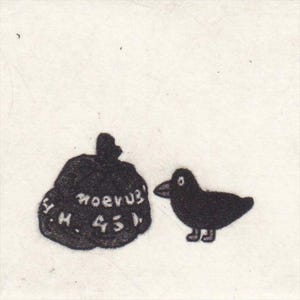 Op de afbeelding: Een zwarte tekening van een kleine vogel naast een zwarte zak met de tekst "moevus" en "45" erop. De vogel heeft een rond lichaam, een snavel en twee kleine pootjes. De zak is bovenaan vastgebonden.