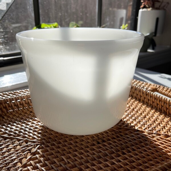 Vintage White Milk Glass Mixing Bowl Country Farmhouse Kitchenware Versatile Thick Glass Bowl Unmarked Retro Minimalistic Kitchen Necessity