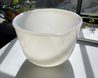 Glasbake for Sunbeam White Milk Glass Mixing Bowl with Pour Spout Country Farmhouse Kitchenware Thick Glass Bowl Retro Minimalistic Kitchen