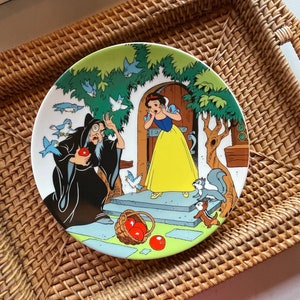 Disney&#39;s Snow White and the Seven Dwarfs The Witch and the Apple Decorative Plate Limited Edition 1625/ 15,000 Mine Train Scene Collectible