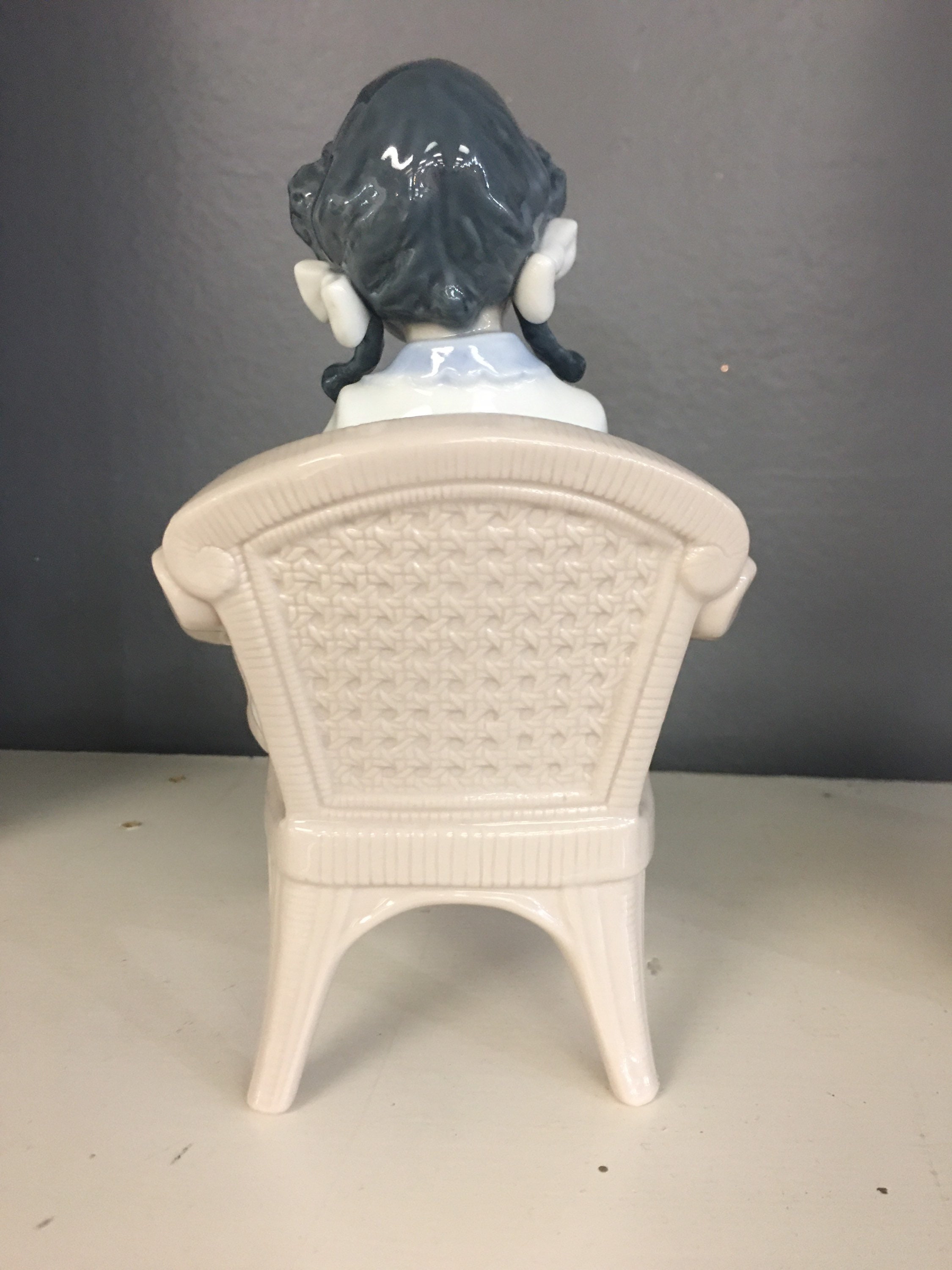 Lladro Black Legacy Girl Sitting in Chair W/bunch of Flowers Spain