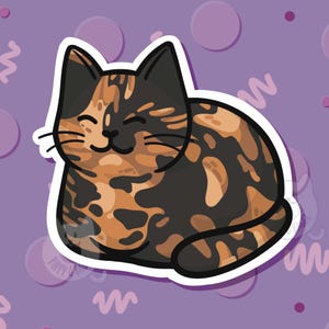 Puede incluir: Una ilustración de dibujos animados de un gato calico con marcas naranjas, negras y blancas. El gato está acurrucado en una posición para dormir con los ojos cerrados y una sonrisa en la cara.