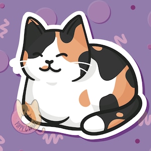 Puede incluir: Una ilustración de dibujos animados de un gato calico con pelaje negro, naranja y blanco. El gato está sentado con los ojos cerrados y una sonrisa en la cara. El gato está sobre un fondo morado con lunares blancos.