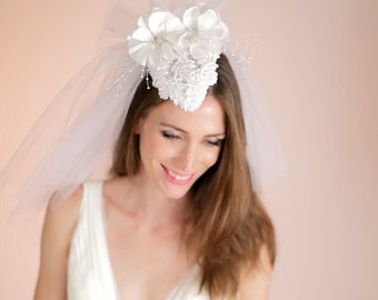 Weiße Perlen Hochzeit Kopfschmuck mit Schleier. Weißer Hochzeits Fascinator, Braut Hut und Schleier!