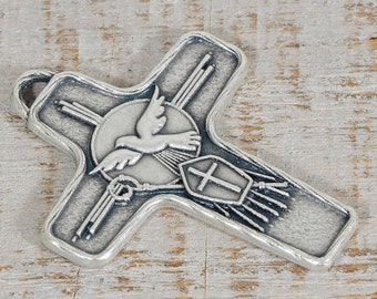 Colgante grande de cruz de la paloma de confirmación del Espíritu Santo en plata oxidada de un solo lado. Suministros de joyería religiosa.