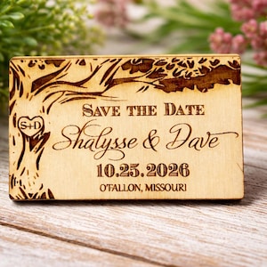 木製Save the Dateマグネット、彫刻されたハートのオークの木、レーザー刻印カード、会場の場所、ウェディングウェブサイト、Save the Date、ツリーマグネット