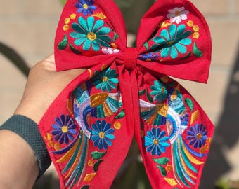 Small Embroidered hair bow with clip/ Moño chico bordado para cabello