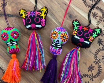 Crâne de sucre et chat Jour des morts Pompons brodés faits à la main / Pompones de dia de muertos gattiio y calavera