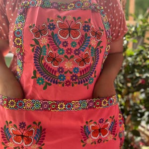 Embroidered Apron with Butterflies/ Mandil bordado con mariposas/ monarcas Monarca Coral