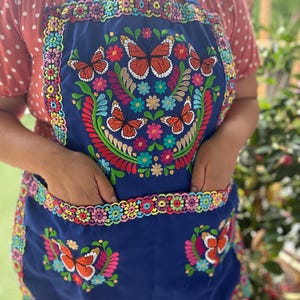 Embroidered Apron with Butterflies/ Mandil bordado con mariposas/ monarcas Monarca Royal Blue