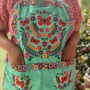Embroidered Apron with Butterflies/ Mandil bordado con mariposas/ monarcas immagine 17