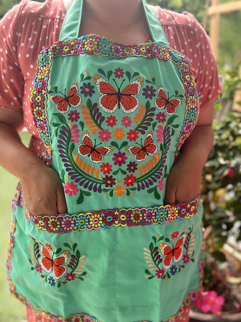Embroidered Apron with Butterflies/ Mandil bordado con mariposas/ monarcas immagine 17