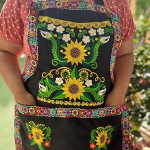 Embroidered Apron/ Mandil bordado con mariposas/ Mandil bordado con Colibri/ Mandil bordado con la virgen de Guadalupe / Latina Apron Black Sunflower
