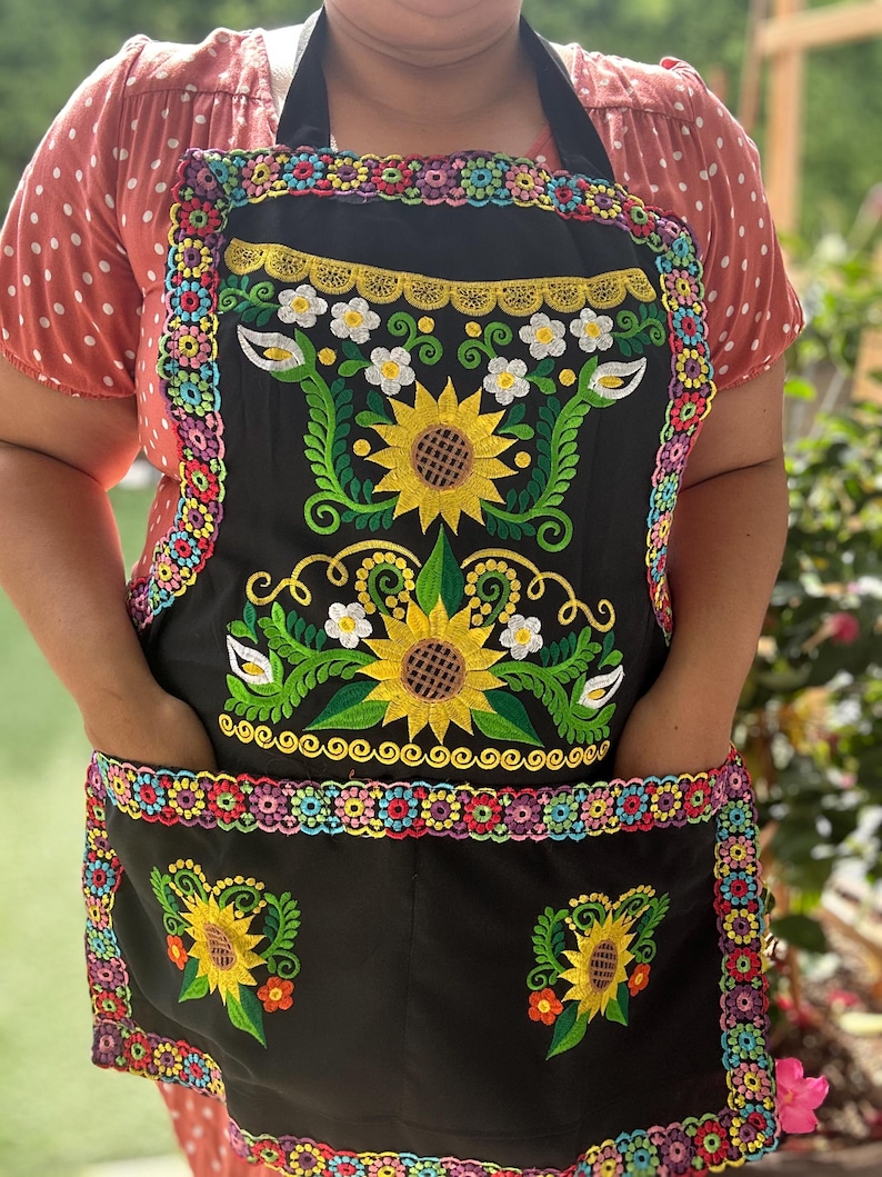 Embroidered Apron/ Mandil bordado con mariposas/ Mandil bordado con Colibri/ Mandil bordado con la virgen de Guadalupe / Latina Apron Black Sunflower