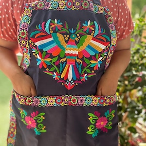 Embroidered Apron/ Mandil bordado con mariposas/ Mandil bordado con Colibri/ Mandil bordado con la virgen de Guadalupe / Latina Apron Colibri Navy