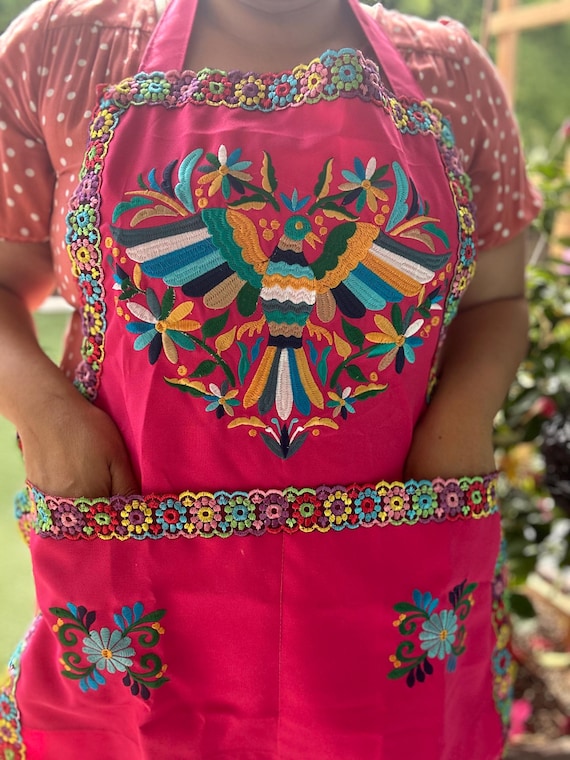Embroidered Apron/  Mandil bordado con mariposas/ Mandil bordado con Colibri/ Mandil bordado con la virgen de Guadalupe / Latina Apron