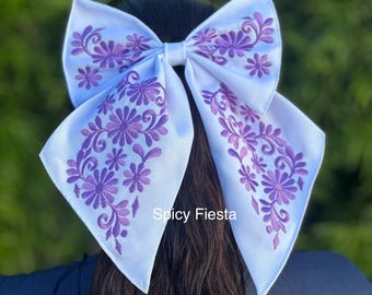 Small Embroidered hair bow with clip/ Moño chico bordado para cabello