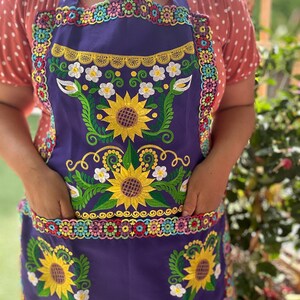 Embroidered Apron/ Mandil bordado con mariposas/ Mandil bordado con Colibri/ Mandil bordado con la virgen de Guadalupe / Latina Apron image 9
