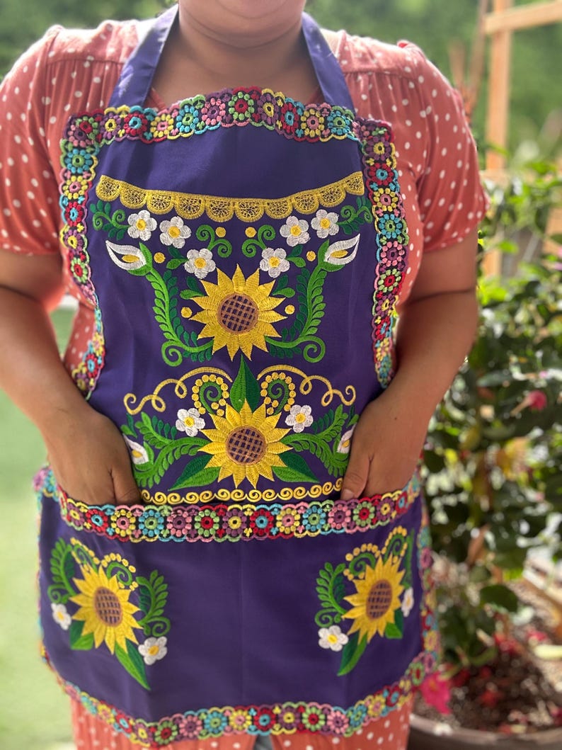 Embroidered Apron/ Mandil bordado con mariposas/ Mandil bordado con Colibri/ Mandil bordado con la virgen de Guadalupe / Latina Apron image 9