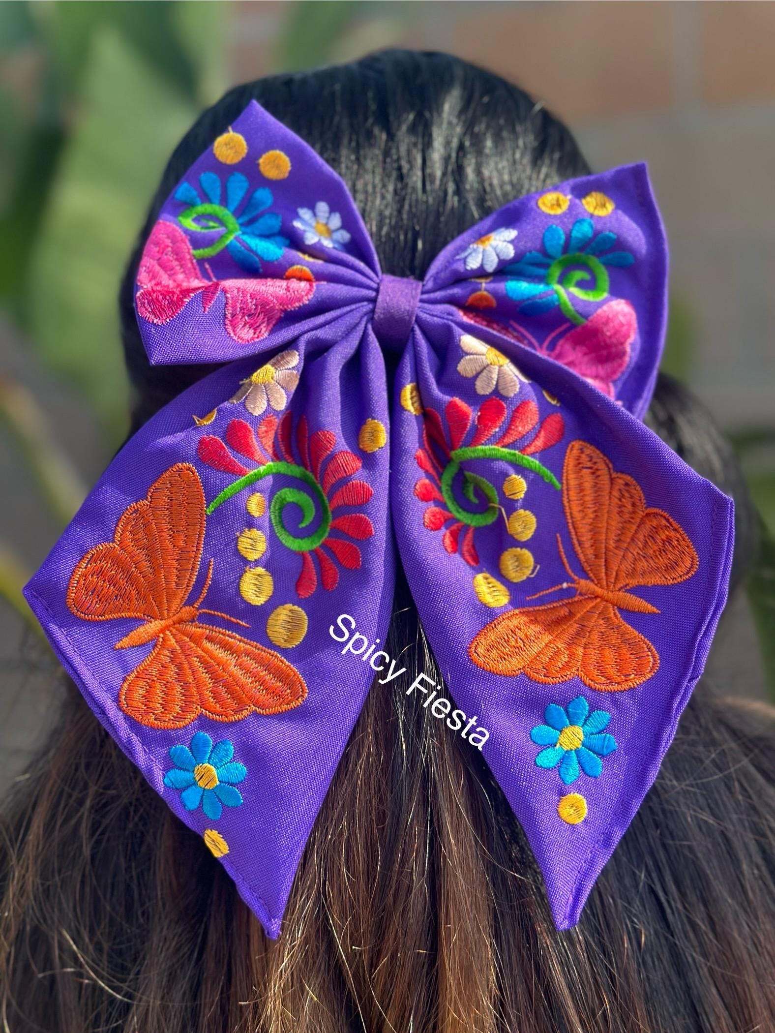 Small Embroidered hair bow with clip/ Moño chico bordado para cabello