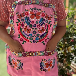 Embroidered Apron with Butterflies/ Mandil bordado con mariposas/ monarcas Monarca Pink